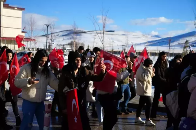 Bayburt Üniversitesi Öğrenci Konseyi ve Toplulukları Şehitlere Saygı Yürüyüşü Düzenledi