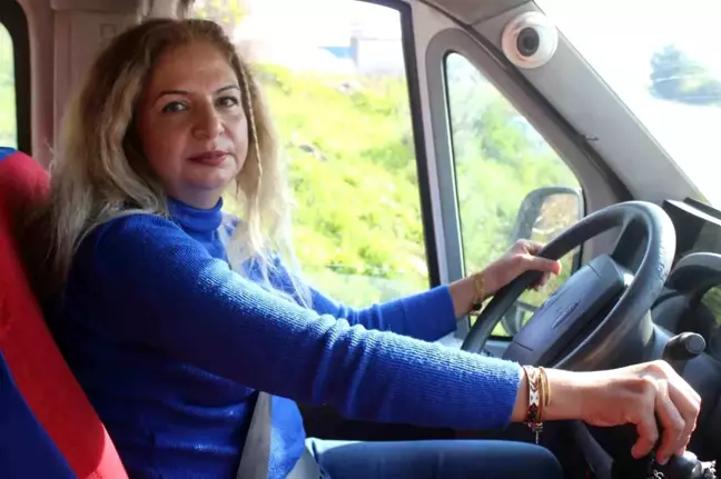 Hatay'da 10 yıldır servis şoförlüğü yapan Fatma Arslan, çocuklara mutluluk ve ailelere güven veriyor