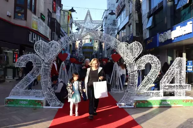 İzmit Belediyesi Fethiye Caddesine Kırmızı Halı Serdi