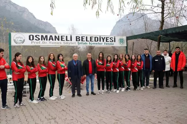 Osmaneli Belediye Başkanı Münür Şahin, 1308 Osmaneli Belediyespor Kız Voleybol Takımı ile bir araya geldi