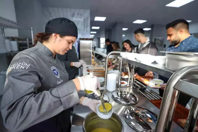 Buca Belediyesi, öğrencilere ve ihtiyaç sahiplerine hizmet verecek Belediye Lokantasını açtı