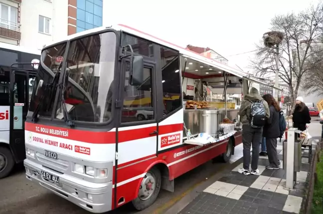 Bolu Belediyesi Öğrencilere Simit ve Çay İkramında Bulundu