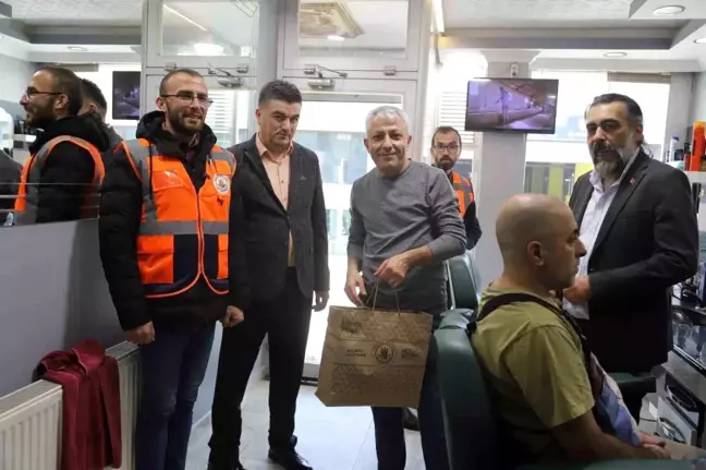 Kağıthane Belediyesi Kuaför ve Berberlere Yeni Yıl Hediye Seti Dağıttı