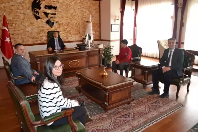 Okullar Arası Wushu Şampiyonası'nda il birincisi olan öğrenci Kaymakamı ziyaret etti