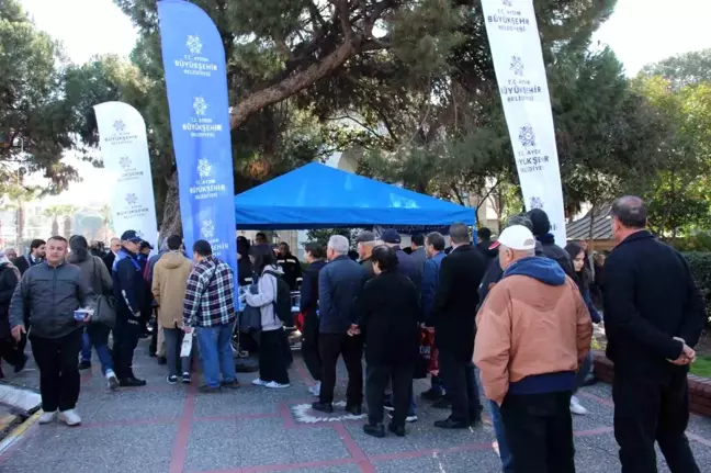 Aydın Büyükşehir Belediyesi Regaip Kandili'nde Tavuk-Pilav Dağıttı