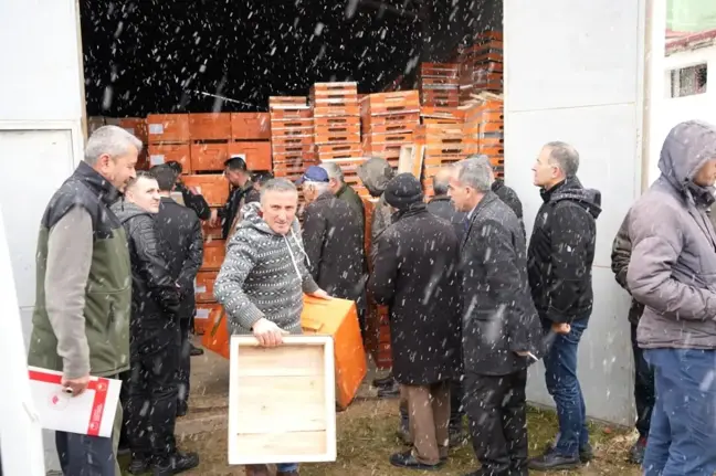 Bayburt'ta Arı Ürünleri Üretim Projesi kapsamında 227 üreticiye kovan ve ekipman dağıtıldı