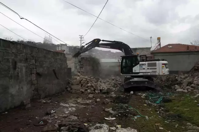 Battalgazi Mahallesi'nde Sosyal Konut Takası ile İlgili Yıkım Çalışmaları Devam Ediyor