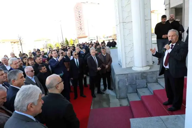 İlkadım Belediye Başkanı Necattin Demirtaş, çiçeklerle karşılandı