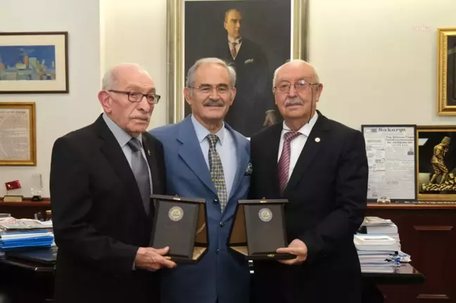 Eskişehir Büyükşehir Belediye Başkanı Yılmaz Büyükerşen, uzun yıllar görev yapan muhtarlara teşekkür plaketi verdi