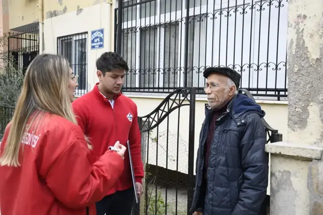 Kuşadası Belediyesi Gezici Ekip, Vatandaşları Evlerinde Ziyaret Ediyor