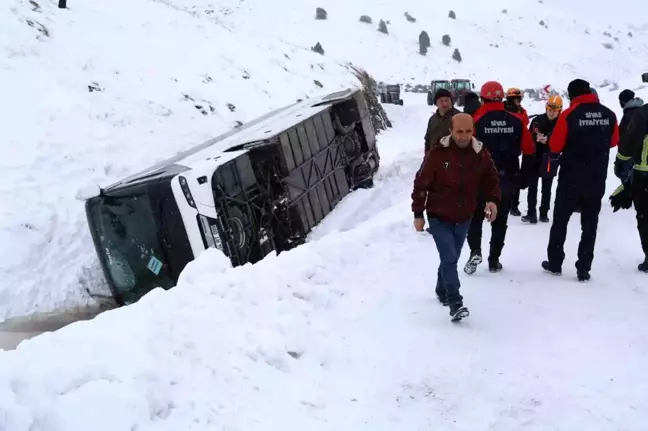 Sivas'ta Otobüs Devrildi: 20 Yaralı