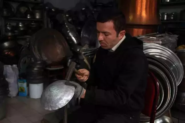 Çankırı'da Yarım Asırlık Bakır Ustası Mesleğini Devam Ettiriyor