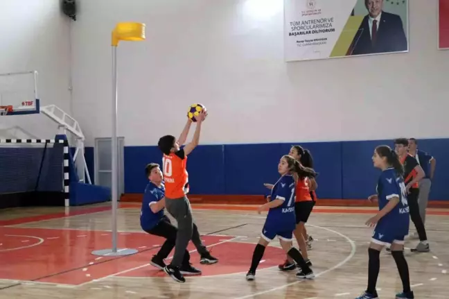 Ömer Halisdemir Spor Salonu'nda Okul Sporları Korfbol Yıldızlar-Gençler İl Birinciliği Müsabakaları Yapıldı