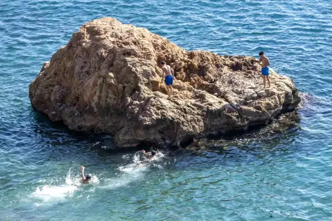 Antalya'da Hava Sıcaklığı Yükseldi, Konyaaltı Sahili'nde Yoğunluk Oluştu