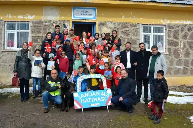 Muş'ta Terör Mağdurları ve Malulleri Derneği öğrencilere hediye verdi