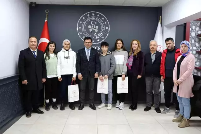 Türkiye Gençler Boks Şampiyonası'nda dereceye giren sporcular İl Müdürü'nü ziyaret etti