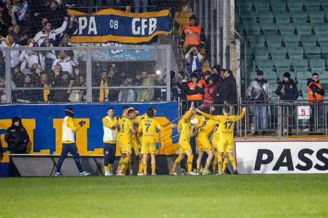 Fenerbahçe, Çaykur Rizespor'u 3-1 mağlup ederek galibiyet serisini sürdürdü