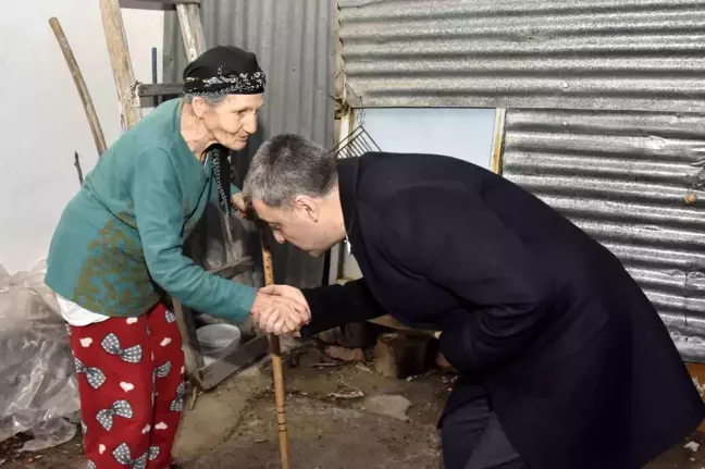 Gümüşhane Valisi Alper Tanrısever, yaşlı çifti evinde ziyaret etti