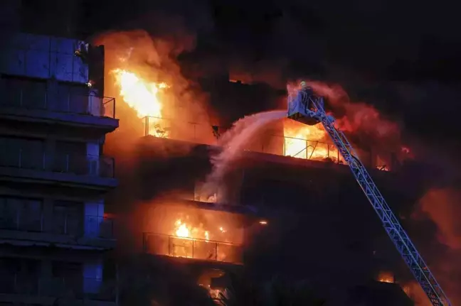 İspanya'nın Valencia kentinde çıkan yangında 4 kişi hayatını kaybetti