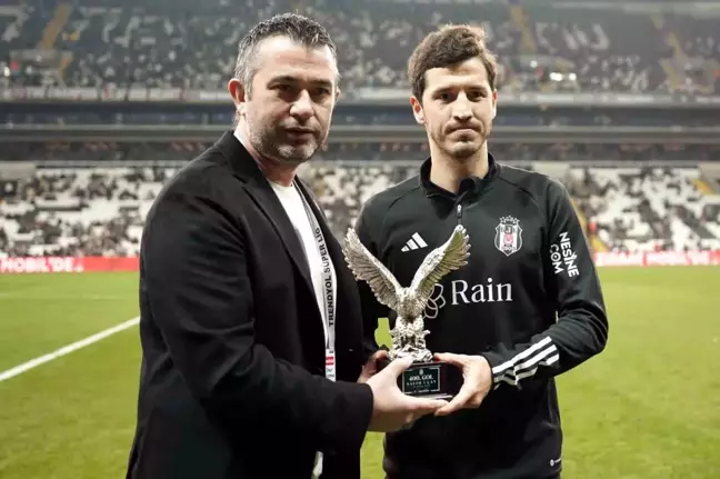 Beşiktaş Asbaşkanı Onur Göçmez, Salih Uçan'a plaket verdi