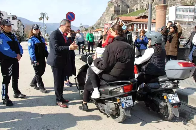 Amasya Emniyet Müdürü Kadın Sürücülere Çiçek Verdi
