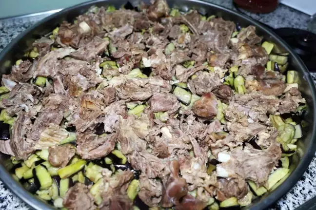 Elazığ'da Gönüllü Kadınlar Ramazan Ayında İhtiyaç Sahiplerine Yemek Ulaştırıyor