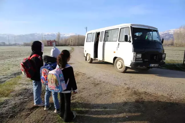 Muş'ta Krediyle Araç Alan Baba, Öğrencilere Ücretsiz Servis Hizmeti Sağlıyor