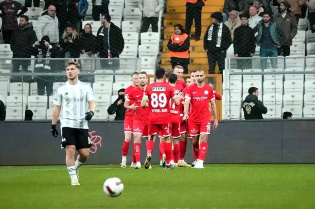 Trendyol Süper Lig: Beşiktaş: 0 Antalyaspor: 2 (İlk yarı)