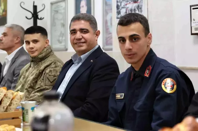Düzce Valisi Selçuk Aslan, askerlerle iftar açtı