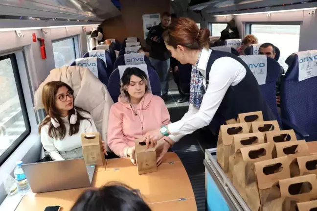 TCDD Taşımacılık A.Ş. 18 Mart Çanakkale Zaferi ve Şehitleri Anma Günü'nde Yolculara Hoşaf ve Ekmek Dağıttı