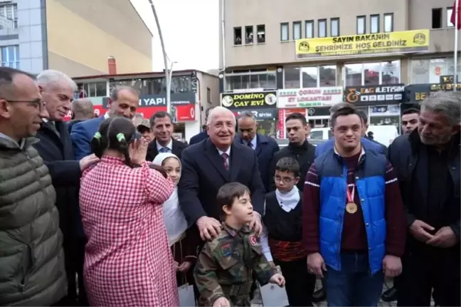 Milli Savunma Bakanı Yaşar Güler, Bayburt'ta Down Sendromlu Çocuklar Tarafından Karşılandı