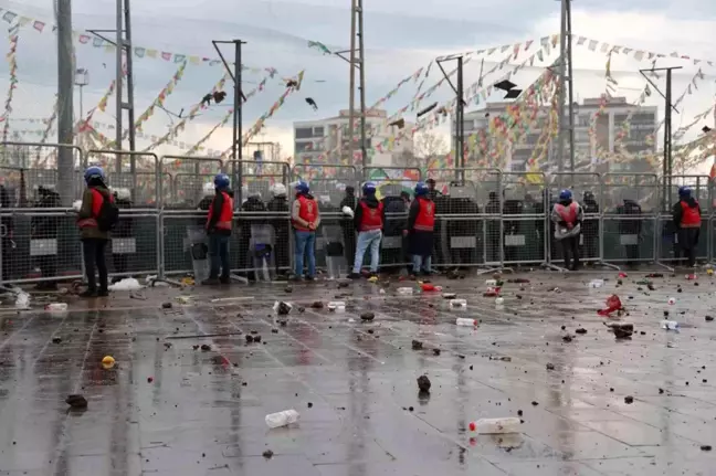 Diyarbakır'da Nevruz etkinliğinde terör propagandası yapanlara polis müdahalesi