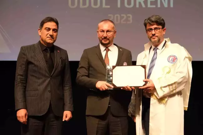 ÇOMÜ 2023 En'leri Ödül Töreni'nde Ezine Gıda İhtisas Organize Sanayi Bölge Müdürü Alper Altınok'a ödül