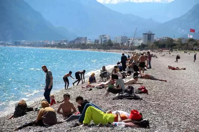 Antalya'da Sahillerde Yoğunluk Devam Ediyor