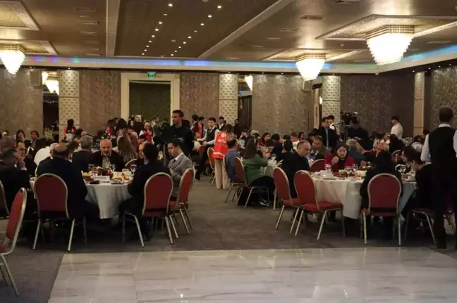 Adana'da koruyucu aileler ve çocukları geleneksel iftar yemeğinde buluştu