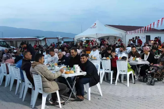 Kızılay Başkanı Depremzedelerle İftar Sofrasında Buluştu