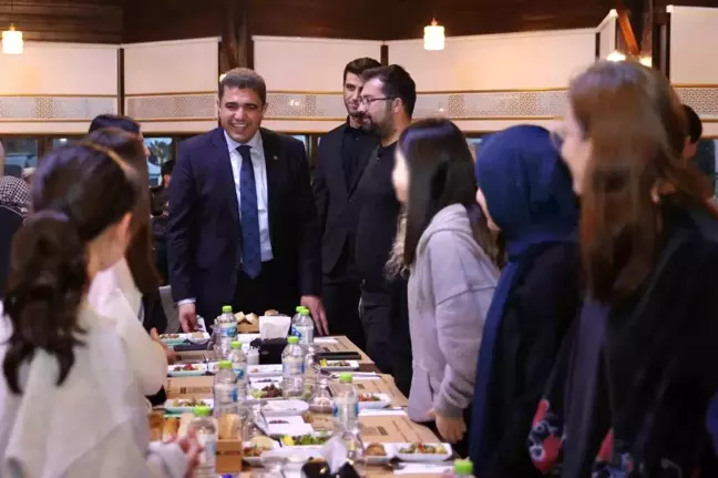 Düzce Valisi Selçuk Aslan, çocuklarla iftar yaptı