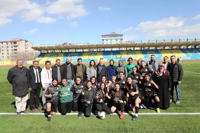 Ağrı Aile ve Sosyal Politikalar Gençlik ve Spor Kulübü Kız Futbol Takımı 8-1'lik galibiyetle serisini sürdürdü