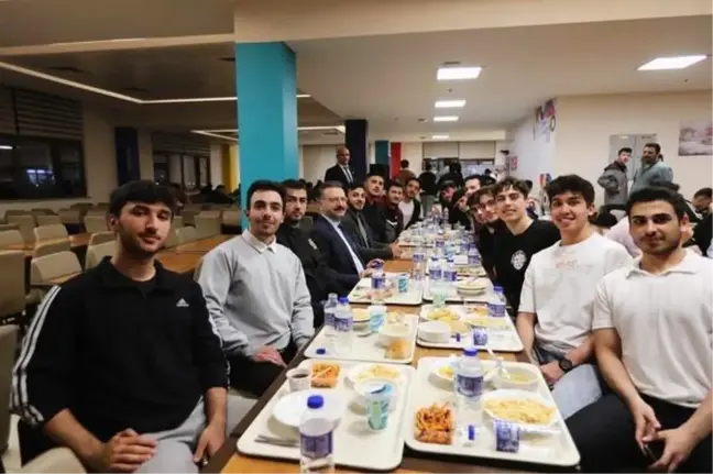 Eskişehir Valisi ve Gençlik ve Spor Bakanlığı İl Müdürü Öğrencilerle İftarda Buluştu