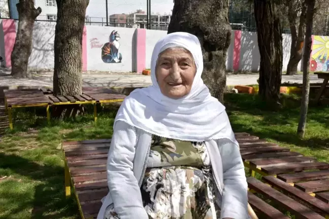 106 Yaşındaki Emine Nine Yürüyerek Oy Kullandı