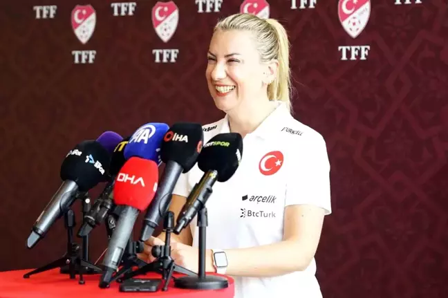 A Milli Kadın Futbol Takımı Teknik Direktörü Necla Güngör Kıragası: Halkımızı en iyi şekilde temsil etmeye çalışacağız