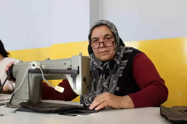 Depremzede Kadınlar Ayakkabıcılık Kursunda Üretim Yaparak Aile Ekonomisine Katkıda Bulunuyor