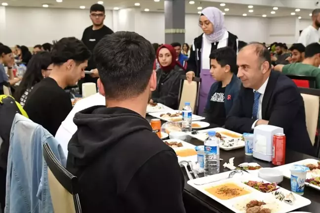 Adıyaman Üniversitesi Rektörü Öğrencilerle İftar Yaptı