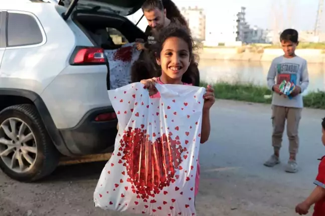 Adana'da Dezavantajlı Bölgedeki Çocuklara Bayramlık Kıyafet Dağıtıldı