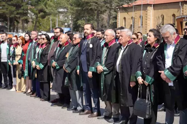 Niğde Barosu, Avukatlar Günü'nde Atatürk Anıtı'na çelenk koydu