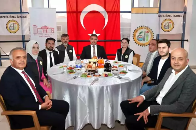 Düzce Valisi Selçuk Aslan, İl Özel İdaresi Personeliyle İftar Yaptı
