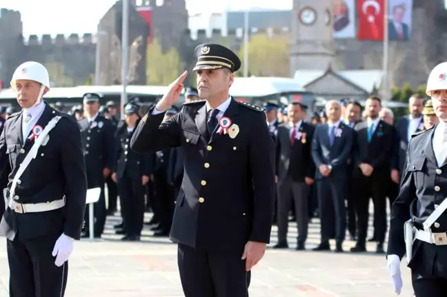 İl Emniyet Müdürü Atanur Aydın, Türk Polis Teşkilatı'nın 179. kuruluş yıl dönümünde Atatürk Anıtına çelenk bıraktı