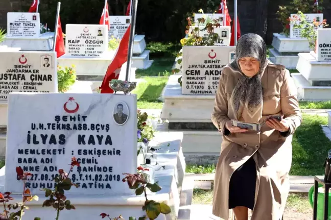 Eskişehir'de Ramazan Bayramı'nı buruk geçiren şehit aileleri kabir başında gözyaşı döktü
