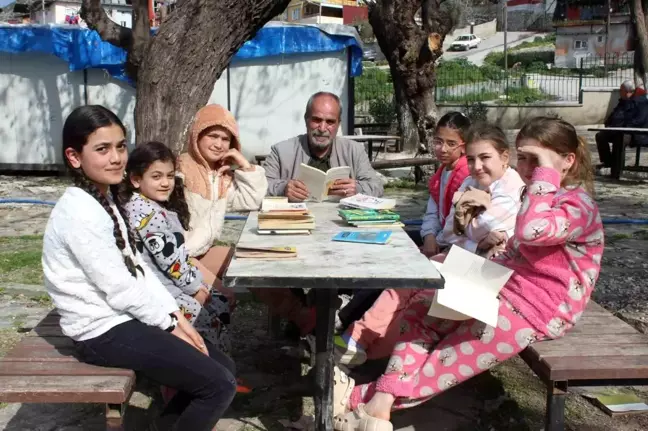 Hatay'da Muhtar Çocuklara Kitap Okuma Alışkanlığı Kazandırıyor