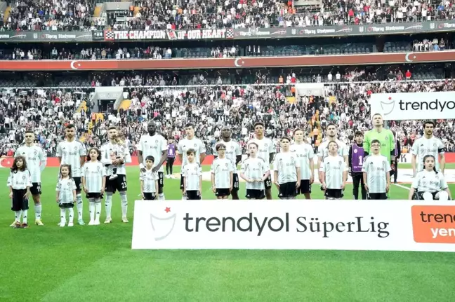 Beşiktaş Teknik Direktörü Fernando Santos, Samsunspor maçında tek değişiklik yaptı